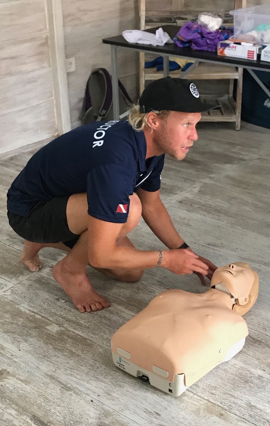 Divemaster mentoring an emergency first responder course