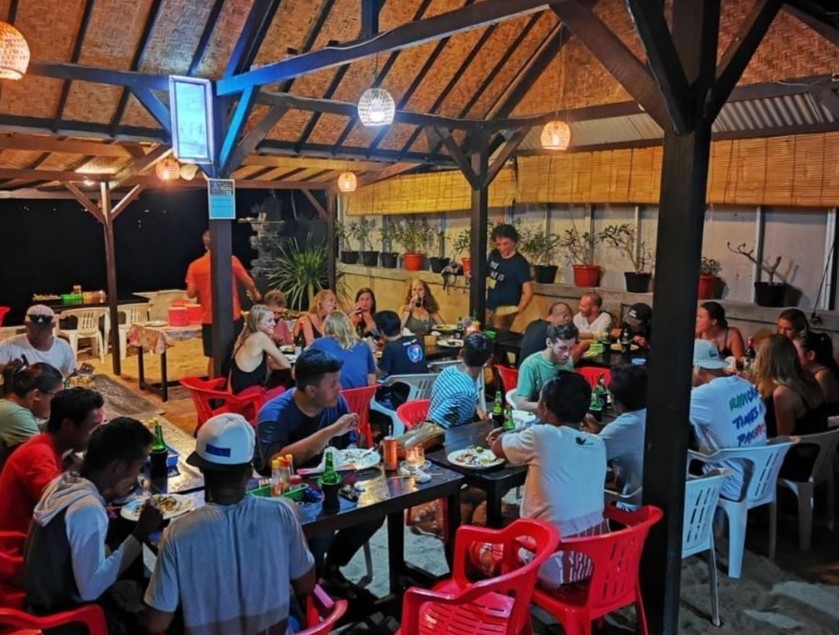 A family dinner with the legends of Legend Diving Lembongan.